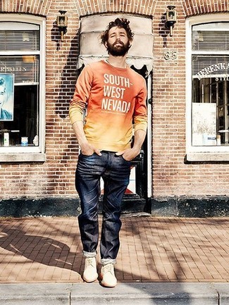 Look alla moda per uomo: Maglione girocollo stampato arancione, Jeans blu scuro, Scarpe derby in pelle scamosciata bianche