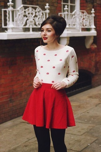 Come indossare e abbinare un maglione girocollo stampato bianco e rosso: Per un outfit della massima comodità, prova a combinare un maglione girocollo stampato bianco e rosso con una gonna a pieghe rossa.