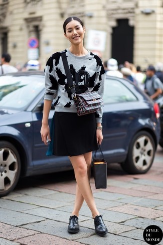 Look alla moda per donna: Maglione girocollo stampato grigio, Minigonna nera, Borsa a tracolla in pelle scozzese nera