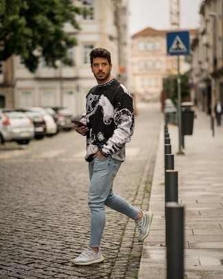 Look alla moda per uomo: Maglione girocollo stampato nero e bianco, Jeans aderenti azzurri, Scarpe sportive grigie