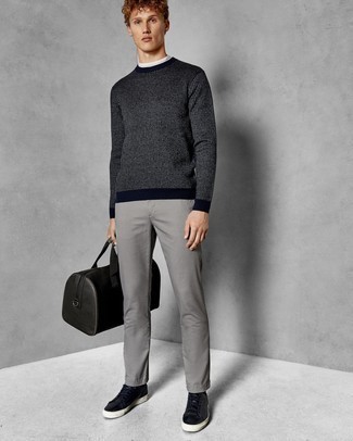 Look alla moda per uomo: Maglione girocollo a righe verticali blu scuro, T-shirt girocollo bianca, Chino grigi, Sneakers basse in pelle nere