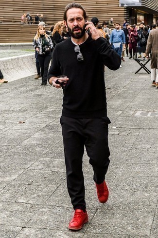 Come indossare e abbinare chino neri per un uomo di 40 anni quando fa caldo: Combina un maglione girocollo nero con chino neri per un look semplice, da indossare ogni giorno. Sneakers basse in pelle rosse renderanno il tuo look davvero alla moda.