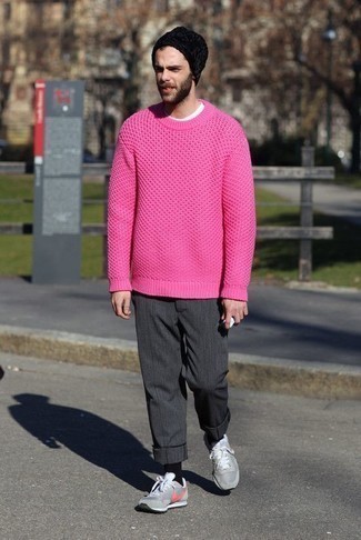 Quale t-shirt girocollo indossare con un maglione girocollo rosa per un uomo di 30 anni: Coniuga un maglione girocollo rosa con una t-shirt girocollo per vestirti casual. Non vuoi calcare troppo la mano con le scarpe? Indossa un paio di scarpe sportive grigie per la giornata.
