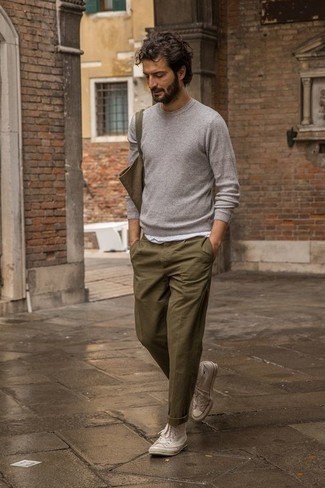 Look alla moda per uomo: Maglione girocollo grigio, T-shirt girocollo bianca, Chino verde oliva, Sneakers alte di tela beige
