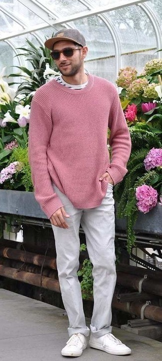 Quale t-shirt girocollo indossare con un maglione girocollo rosa: Indossa un maglione girocollo rosa con una t-shirt girocollo per un fantastico look da sfoggiare nel weekend. Perfeziona questo look con un paio di sneakers basse di tela bianche.