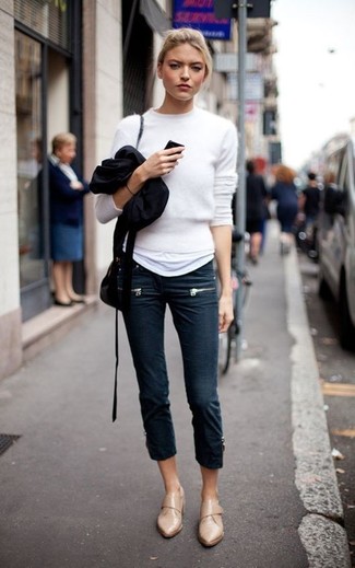 Quale jeans aderenti indossare con un maglione girocollo bianco: Vestiti con un maglione girocollo bianco e jeans aderenti per un outfit comodo ma studiato con cura. Calza un paio di mocassini eleganti in pelle marrone chiaro per mettere in mostra il tuo gusto per le scarpe di alta moda.