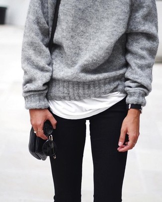 Come indossare e abbinare pantaloni neri e bianchi in modo casual: Opta per un maglione girocollo grigio e pantaloni neri e bianchi e sarai un vero sballo.