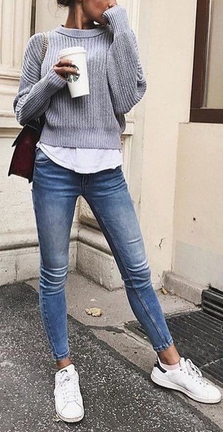 Come indossare e abbinare jeans aderenti blu scuro per una donna di 30 anni quando fa caldo in modo casual: Abbina un maglione girocollo grigio con jeans aderenti blu scuro per un look raffinato. Opta per un paio di sneakers basse bianche per un tocco più rilassato.