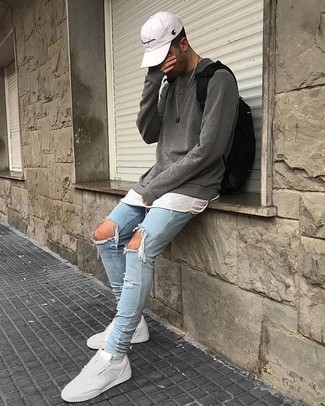 Come indossare e abbinare una borsa nera per un uomo di 20 anni in modo rilassato: Potresti indossare un maglione girocollo grigio e una borsa nera per un look comfy-casual. Sfodera il gusto per le calzature di lusso e opta per un paio di sneakers basse in pelle bianche.
