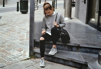 Look alla moda per donna: Maglione girocollo grigio, T-shirt girocollo bianca, Jeans aderenti strappati neri, Scarpe sportive grigie