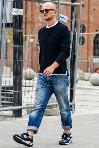 Look alla moda per uomo: Maglione girocollo nero, T-shirt girocollo bianca, Jeans blu, Scarpe sportive blu scuro