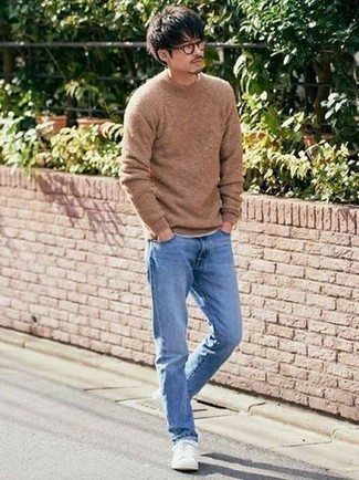 Quale jeans indossare con un maglione girocollo marrone quando fa caldo: Combina un maglione girocollo marrone con jeans per un fantastico look da sfoggiare nel weekend. Sneakers basse in pelle bianche sono una eccellente scelta per completare il look.