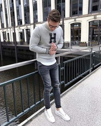 Come indossare e abbinare jeans grigio scuro con sneakers basse bianche per un uomo di 20 anni: Mostra il tuo stile in un maglione girocollo stampato grigio con jeans grigio scuro per una sensazione di semplicità e spensieratezza. Sneakers basse bianche sono una buona scelta per completare il look.