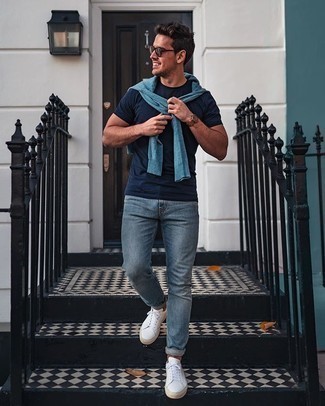 Come indossare e abbinare jeans azzurri con sneakers basse di tela bianche: Potresti combinare un maglione girocollo azzurro con jeans azzurri per un look trendy e alla mano. Sneakers basse di tela bianche sono una gradevolissima scelta per completare il look.