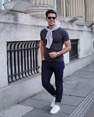 Quale jeans indossare con sneakers basse bianche e nere: Potresti indossare un maglione girocollo grigio e jeans per un look trendy e alla mano. Un paio di sneakers basse bianche e nere si abbina alla perfezione a una grande varietà di outfit.