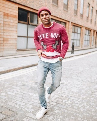 Quale jeans indossare con un maglione girocollo rosso e nero per un uomo di 30 anni quando fa caldo in modo rilassato: Prova a combinare un maglione girocollo rosso e nero con jeans per un'atmosfera casual-cool. Rifinisci questo look con un paio di sneakers basse di tela bianche.