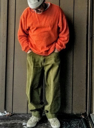 Come indossare e abbinare un maglione girocollo arancione in modo casual: Punta su un maglione girocollo arancione e jeans verde oliva per affrontare con facilità la tua giornata. Perfeziona questo look con un paio di sneakers basse di tela verde oliva.