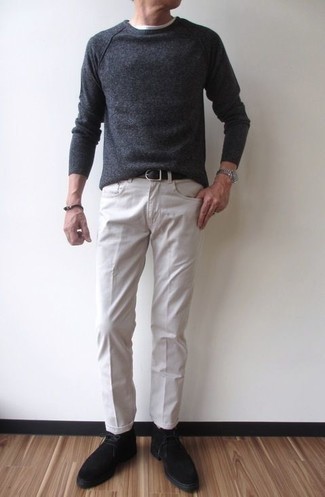Quale maglione girocollo indossare con jeans bianchi: Abbina un maglione girocollo con jeans bianchi per vestirti casual. Chukka in pelle scamosciata nere sono una buona scelta per completare il look.