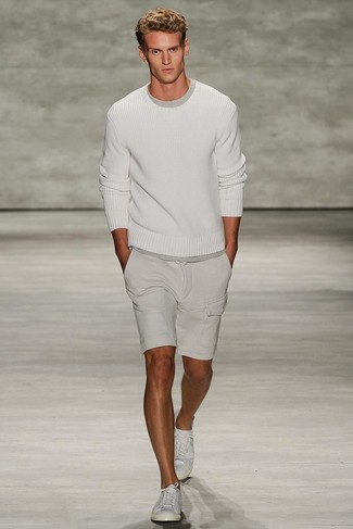 Look alla moda per uomo: Maglione girocollo bianco, T-shirt girocollo grigia, Pantaloncini grigi, Sneakers basse bianche