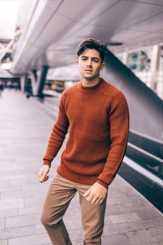 Come indossare e abbinare un maglione girocollo marrone per un uomo di 20 anni: Metti un maglione girocollo marrone e chino marrone chiaro per vestirti casual.