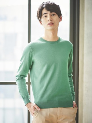 Come indossare e abbinare un maglione girocollo verde quando fa caldo: Per un outfit quotidiano pieno di carattere e personalità, scegli un outfit composto da un maglione girocollo verde e chino marrone chiaro.