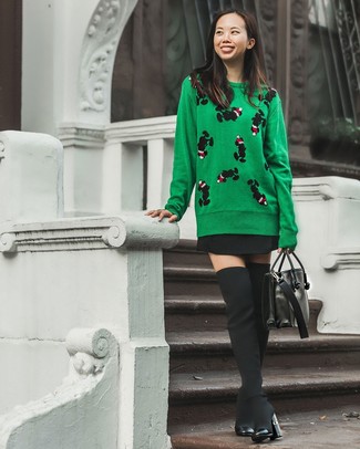 Come indossare e abbinare un maglione verde menta: Abbina un maglione verde menta con una gonna a pieghe nera per un fantastico look da sfoggiare nel weekend. Sfodera il gusto per le calzature di lusso e indossa un paio di stivali sopra il ginocchio di tela neri.