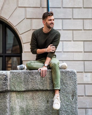 Look alla moda per uomo: Maglione girocollo verde oliva, Chino verdi, Sneakers basse di tela beige