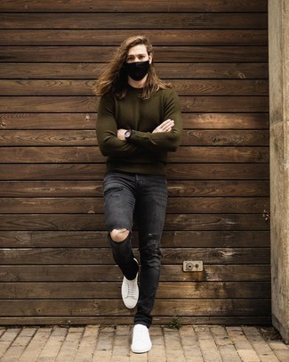 Come indossare e abbinare jeans aderenti strappati grigio scuro: Indossa un maglione girocollo verde oliva e jeans aderenti strappati grigio scuro per un look comfy-casual. Sfodera il gusto per le calzature di lusso e mettiti un paio di sneakers basse di tela bianche.