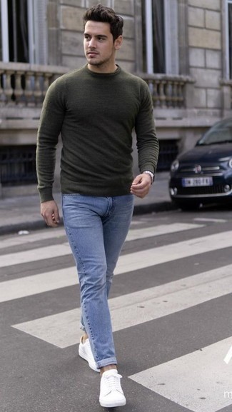 Look alla moda per uomo: Maglione girocollo verde oliva, Jeans azzurri, Sneakers basse in pelle bianche, Orologio argento