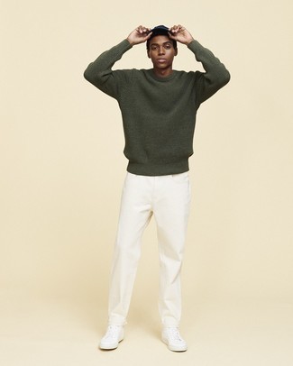 Come indossare e abbinare un maglione girocollo verde scuro per un uomo di 17 anni: Vestiti con un maglione girocollo verde scuro e jeans bianchi per un look semplice, da indossare ogni giorno. Rifinisci questo look con un paio di sneakers basse di tela bianche.