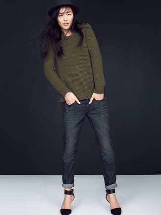 Come indossare e abbinare jeans grigi per una donna di 30 anni quando fa caldo: Scegli un maglione girocollo verde oliva e jeans grigi per un look raffinato per il tempo libero. Completa questo look con un paio di décolleté in pelle scamosciata neri.