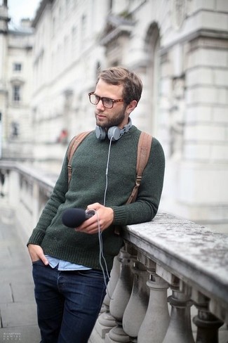 Come indossare e abbinare un zaino beige: Abbina un maglione girocollo verde scuro con uno zaino beige per un look comfy-casual.