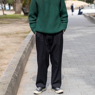 Look alla moda per uomo: Maglione girocollo verde scuro, Chino neri, Sneakers basse di tela blu scuro e bianche