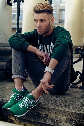 Come indossare e abbinare un maglione girocollo verde scuro per un uomo di 30 anni in modo casual: Combina un maglione girocollo verde scuro con jeans aderenti blu scuro per un look comfy-casual. Aggiungi un tocco fantasioso indossando un paio di scarpe sportive verde scuro.