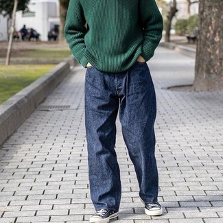 Quale jeans indossare con un maglione girocollo verde scuro: Mostra il tuo stile in un maglione girocollo verde scuro con jeans per un outfit comodo ma studiato con cura. Sneakers basse di tela blu scuro e bianche sono una valida scelta per completare il look.