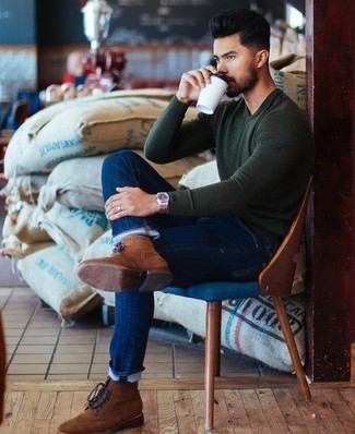 Quale jeans indossare con stivaletti brogue marrone scuro in autunno 2024: Scegli un maglione girocollo verde scuro e jeans per vestirti casual. Indossa un paio di stivaletti brogue marrone scuro per un tocco virile. Questo è certamente l'outfit da copiare in questa stagione autunnale.
