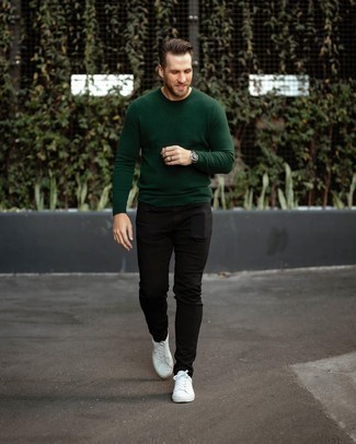 Come indossare e abbinare un maglione verde scuro: Prova a combinare un maglione verde scuro con jeans neri per un outfit comodo ma studiato con cura. Scegli uno stile classico per le calzature e scegli un paio di sneakers basse di tela bianche come calzature.