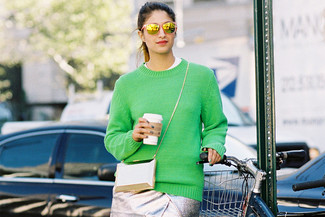 Come indossare e abbinare una borsa senape quando fa caldo: Indossa un maglione girocollo verde e una borsa senape per essere casual.