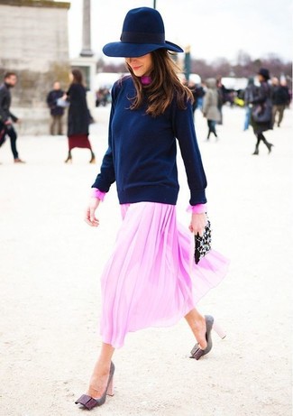 Look alla moda per donna: Maglione girocollo blu scuro, Vestito longuette di chiffon rosa, Décolleté in pelle grigi, Pochette in pelle decorata nera