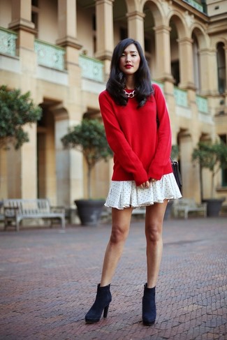 Come indossare e abbinare un maglione rosso per una donna di 20 anni: Prova a combinare un maglione rosso con un vestito scampanato a pois bianco per un look raffinato. Stivaletti in pelle scamosciata blu scuro sono una eccellente scelta per completare il look.