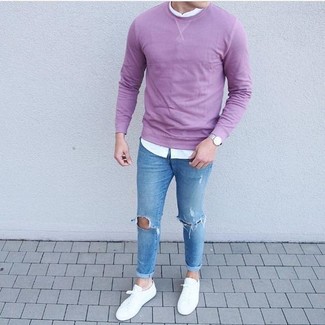 Come indossare e abbinare jeans aderenti strappati azzurri in modo casual: Per un outfit della massima comodità, punta su un maglione girocollo viola chiaro e jeans aderenti strappati azzurri. Rifinisci il completo con un paio di sneakers basse bianche.