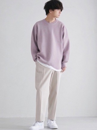 Look alla moda per uomo: Maglione girocollo viola chiaro, T-shirt girocollo bianca, Chino beige, Sneakers basse in pelle bianche