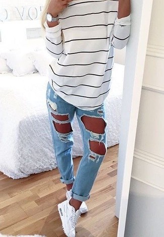 Come indossare e abbinare jeans in modo rilassato: Per un outfit della massima comodità, punta su un maglione oversize a righe orizzontali bianco e nero e jeans. Sneakers basse bianche sono una eccellente scelta per completare il look.