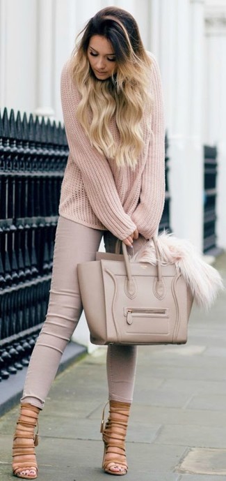 Quale maglione oversize indossare con sandali con tacco beige per una donna di 20 anni: Metti un maglione oversize e jeans aderenti beige per un look comfy-casual. Sandali con tacco beige sono una valida scelta per completare il look.