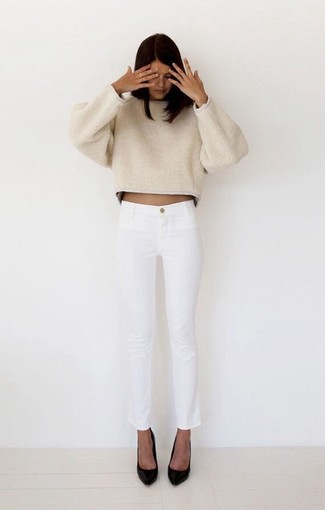 Come indossare e abbinare jeans bianchi e neri in modo smart-casual: Metti un maglione oversize beige e jeans bianchi e neri per un look facile da indossare. Décolleté in pelle neri sono una eccellente scelta per completare il look.