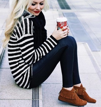 Come indossare e abbinare chukka marroni: Indossa un maglione oversize a righe orizzontali bianco e nero con jeans aderenti neri per un outfit rilassato ma alla moda. Chukka marroni sono una interessante scelta per completare il look.