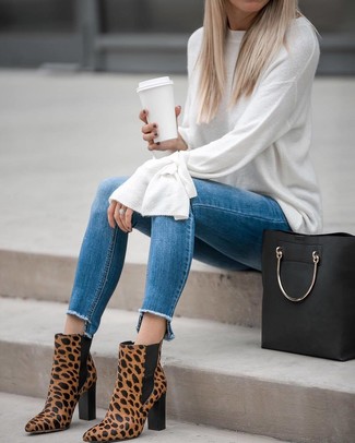 Quale jeans aderenti indossare con stivaletti terracotta per una donna di 30 anni in primavera 2025: Indossa un maglione oversize bianco e jeans aderenti per un look trendy e alla mano. Stivaletti terracotta sono una eccellente scelta per completare il look. Il look per questa stagione primaverile è servito.