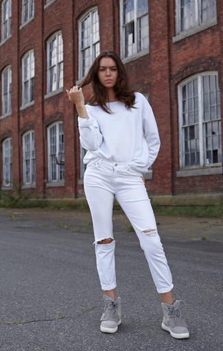 Come indossare e abbinare jeans bianchi: Punta su un maglione oversize bianco e jeans bianchi per una sensazione di semplicità e spensieratezza. Stivali piatti stringati in pelle scamosciata grigi sono una gradevolissima scelta per completare il look.