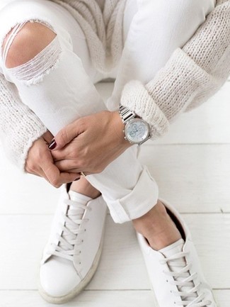 Quale maglione oversize indossare con jeans bianchi: Indossa un maglione oversize e jeans bianchi per un look comfy-casual. Sneakers basse in pelle bianche sono una buona scelta per completare il look.