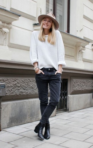 Quale stivaletti indossare con jeans argento per una donna di 30 anni quando fa caldo: Prova ad abbinare un maglione oversize bianco con jeans argento per le giornate pigre. Questo outfit si abbina perfettamente a un paio di stivaletti.